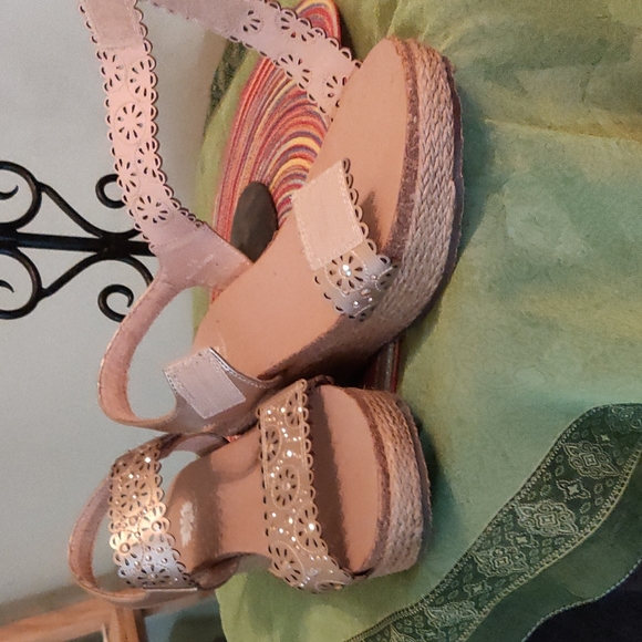 Sz 8 metallic wedge sandal. NWOT - Picture 4 of 5